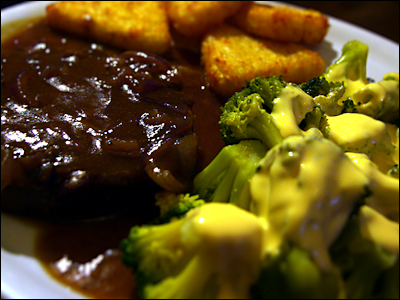 Seitansbraten mit Kartoffelecken und grünem Gemüse (vegan)