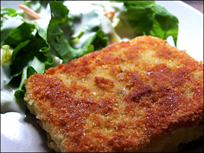 Gebackener Feta mit Feldsalat und Pinienkernen (vegetarisch)