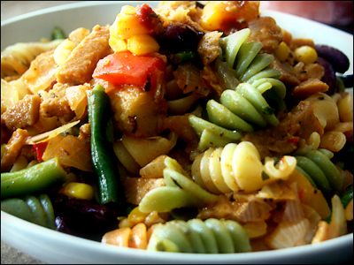 Spirelli tricolore verdura mit Tofu-Bratstreifen (vegan)