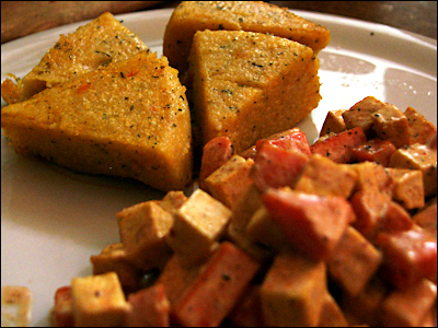 Polentaecken mit Batate (Süßkartoffel), Möhre und Rösttofu (vegan)