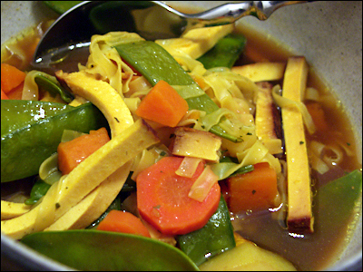 Budhistische Fastensuppe mit Tofustreifen (vegan)