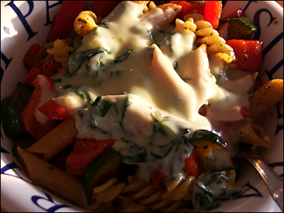 Penne mit Paprika und Spinst-Sahnesauce (vegan)
