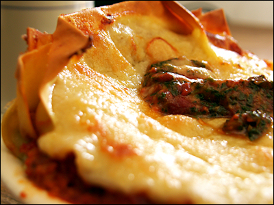 Lasagne mit Spinat, Tomatensauce und Veggi-Hack (vegetarisch)
